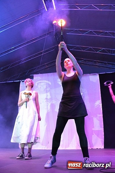 Zdjęcie w galerii na portalu naszraciborz.pl: Zamek przeszedł rockowy chrzest. Mocne nocne show No Longer Music wiadomości z regionu