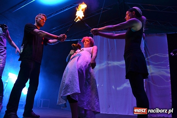 Zdjęcie w galerii na portalu naszraciborz.pl: Zamek przeszedł rockowy chrzest. Mocne nocne show No Longer Music wiadomości z regionu