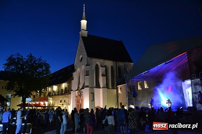 Zdjęcie w galerii na portalu naszraciborz.pl: Zamek przeszedł rockowy chrzest. Mocne nocne show No Longer Music wiadomości z regionu