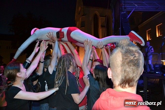 Zdjęcie w galerii na portalu naszraciborz.pl: Zamek przeszedł rockowy chrzest. Mocne nocne show No Longer Music wiadomości z regionu