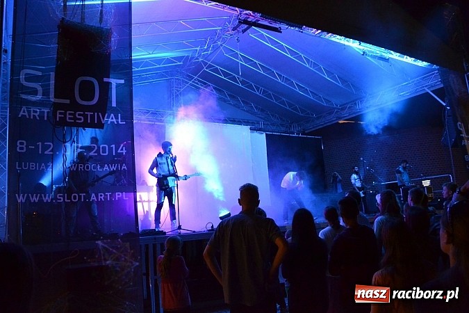 Zdjęcie w galerii na portalu naszraciborz.pl: Zamek przeszedł rockowy chrzest. Mocne nocne show No Longer Music wiadomości z regionu