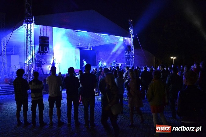 Zdjęcie w galerii na portalu naszraciborz.pl: Zamek przeszedł rockowy chrzest. Mocne nocne show No Longer Music wiadomości z regionu