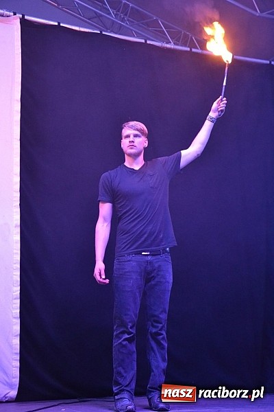 Zdjęcie w galerii na portalu naszraciborz.pl: Zamek przeszedł rockowy chrzest. Mocne nocne show No Longer Music wiadomości z regionu