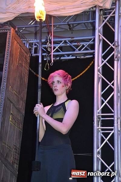 Zdjęcie w galerii na portalu naszraciborz.pl: Zamek przeszedł rockowy chrzest. Mocne nocne show No Longer Music wiadomości z regionu