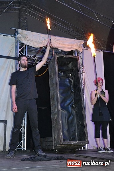 Zdjęcie w galerii na portalu naszraciborz.pl: Zamek przeszedł rockowy chrzest. Mocne nocne show No Longer Music wiadomości z regionu