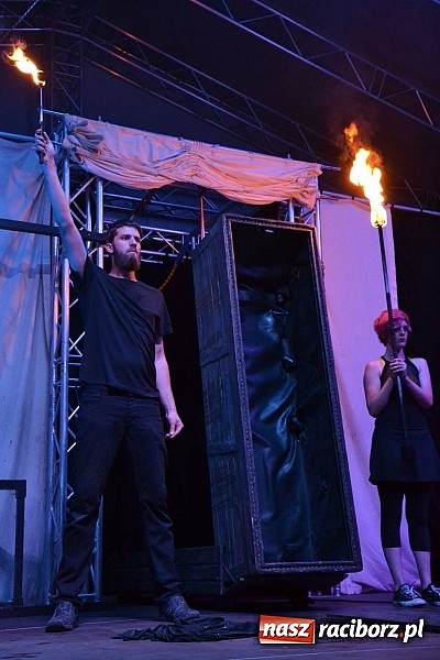 Zdjęcie w galerii na portalu naszraciborz.pl: Zamek przeszedł rockowy chrzest. Mocne nocne show No Longer Music wiadomości z regionu