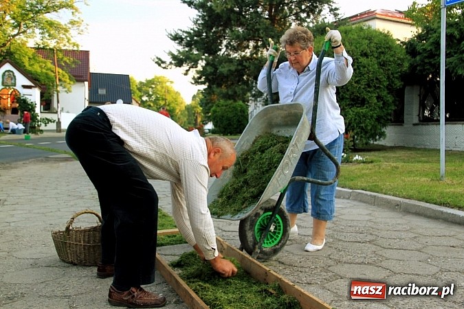Zdjęcie w galerii na portalu naszraciborz.pl: W Wojnowicach powstały piękne dywany z kwiat&oacute;w wiadomości z regionu
