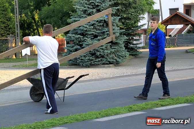 Zdjęcie w galerii na portalu naszraciborz.pl: W Wojnowicach powstały piękne dywany z kwiat&oacute;w wiadomości z regionu