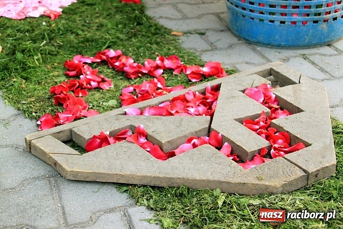 Zdjęcie w galerii na portalu naszraciborz.pl: W Wojnowicach powstały piękne dywany z kwiat&oacute;w wiadomości z regionu