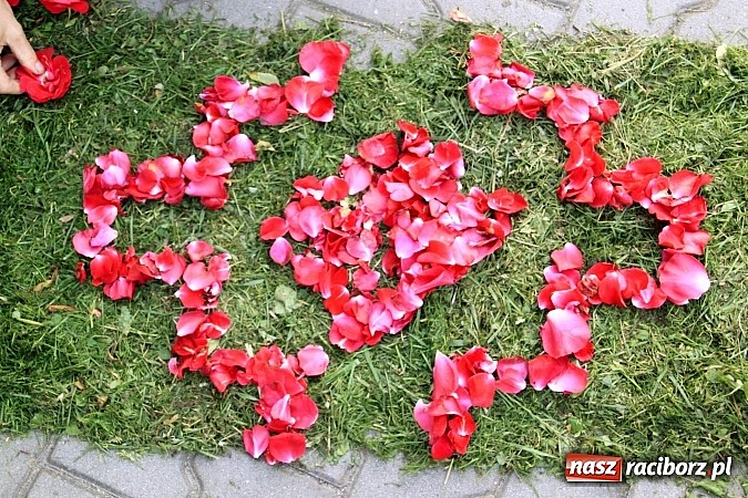 Zdjęcie w galerii na portalu naszraciborz.pl: W Wojnowicach powstały piękne dywany z kwiat&oacute;w wiadomości z regionu
