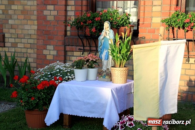 Zdjęcie w galerii na portalu naszraciborz.pl: W Wojnowicach powstały piękne dywany z kwiat&oacute;w wiadomości z regionu