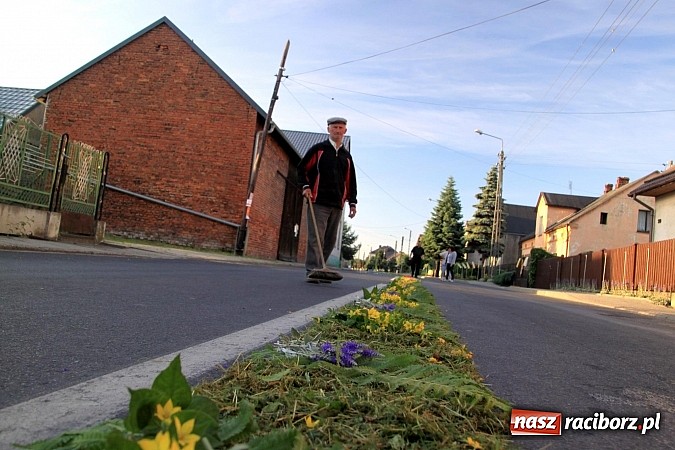 Zdjęcie w galerii na portalu naszraciborz.pl: W Wojnowicach powstały piękne dywany z kwiat&oacute;w wiadomości z regionu