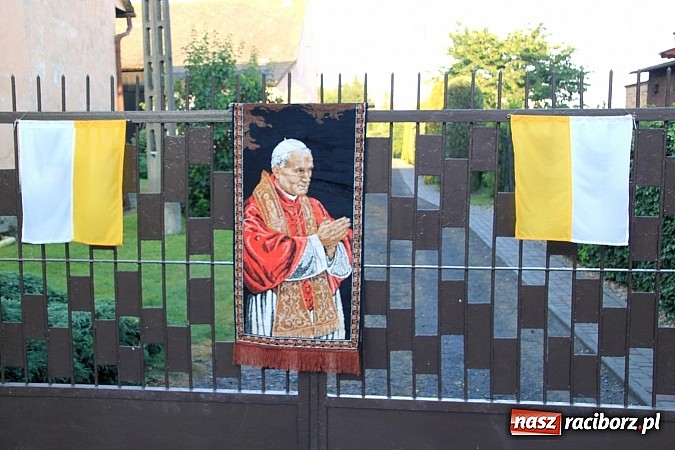 Zdjęcie w galerii na portalu naszraciborz.pl: W Wojnowicach powstały piękne dywany z kwiat&oacute;w wiadomości z regionu