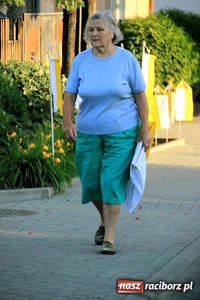 Zdjęcie w galerii na portalu naszraciborz.pl: W Wojnowicach powstały piękne dywany z kwiat&oacute;w wiadomości z regionu