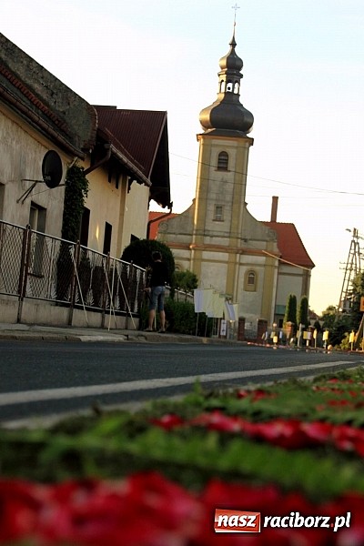 Zdjęcie w galerii na portalu naszraciborz.pl: W Wojnowicach powstały piękne dywany z kwiat&oacute;w wiadomości z regionu