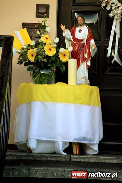 Zdjęcie w galerii na portalu naszraciborz.pl: W Wojnowicach powstały piękne dywany z kwiat&oacute;w wiadomości z regionu