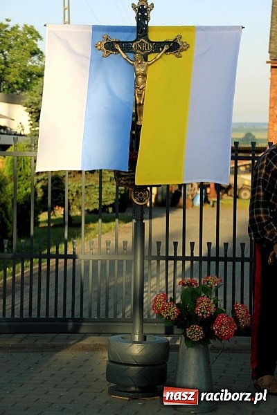 Zdjęcie w galerii na portalu naszraciborz.pl: W Wojnowicach powstały piękne dywany z kwiat&oacute;w wiadomości z regionu