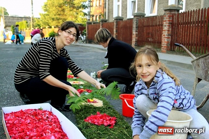 Zdjęcie w galerii na portalu naszraciborz.pl: W Wojnowicach powstały piękne dywany z kwiat&oacute;w wiadomości z regionu