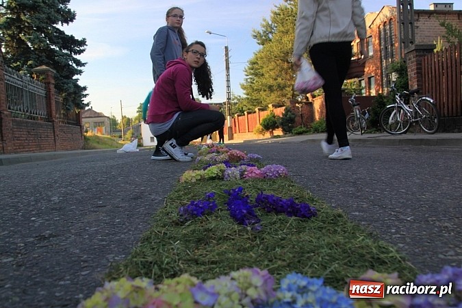 Zdjęcie w galerii na portalu naszraciborz.pl: W Wojnowicach powstały piękne dywany z kwiat&oacute;w wiadomości z regionu
