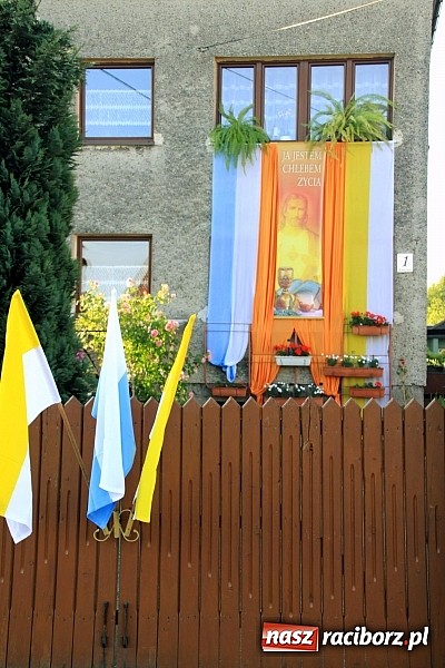 Zdjęcie w galerii na portalu naszraciborz.pl: W Wojnowicach powstały piękne dywany z kwiat&oacute;w wiadomości z regionu