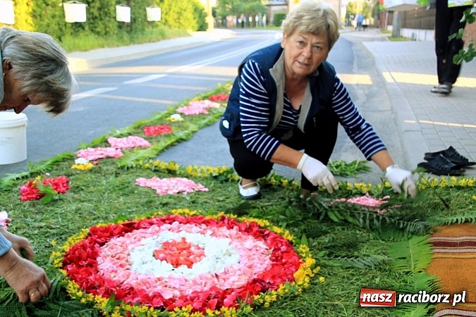 Zdjęcie w galerii na portalu naszraciborz.pl: W Wojnowicach powstały piękne dywany z kwiat&oacute;w wiadomości z regionu