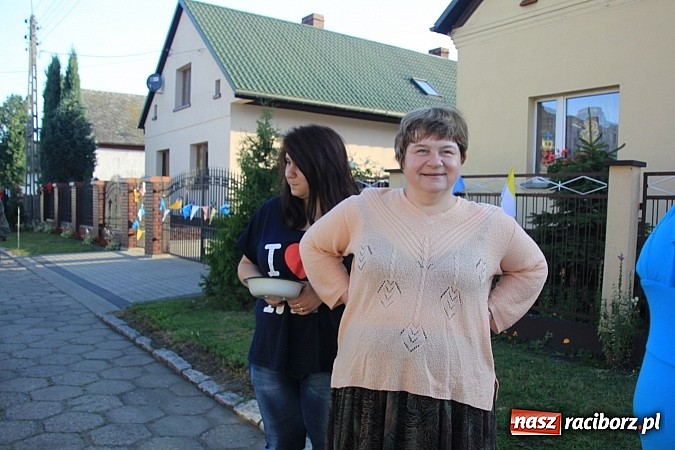 Zdjęcie w galerii na portalu naszraciborz.pl: W Wojnowicach powstały piękne dywany z kwiat&oacute;w wiadomości z regionu