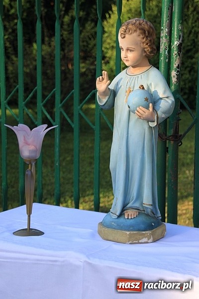 Zdjęcie w galerii na portalu naszraciborz.pl: W Wojnowicach powstały piękne dywany z kwiat&oacute;w wiadomości z regionu