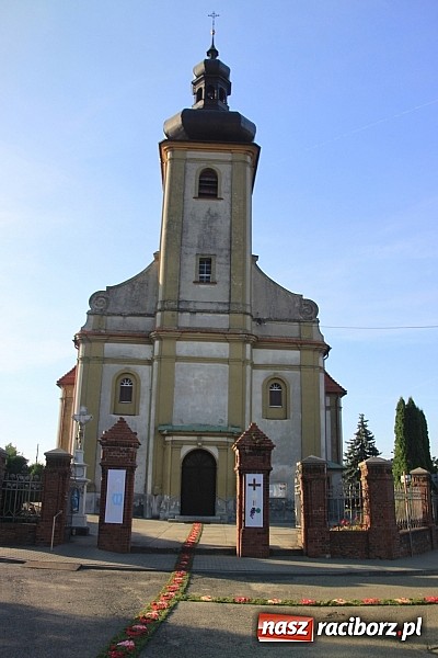 Zdjęcie w galerii na portalu naszraciborz.pl: W Wojnowicach powstały piękne dywany z kwiat&oacute;w wiadomości z regionu