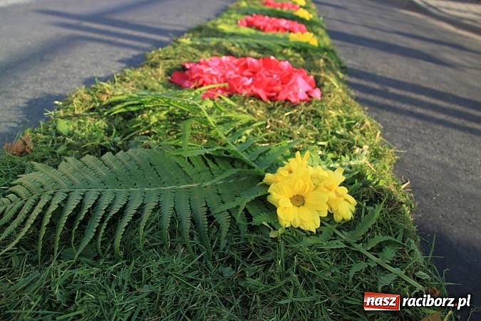 Zdjęcie w galerii na portalu naszraciborz.pl: W Wojnowicach powstały piękne dywany z kwiat&oacute;w wiadomości z regionu