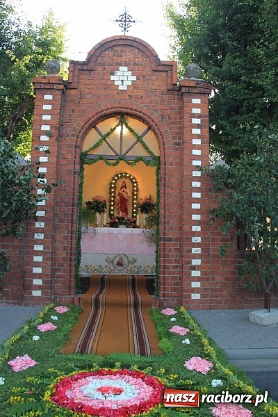 Zdjęcie w galerii na portalu naszraciborz.pl: W Wojnowicach powstały piękne dywany z kwiat&oacute;w wiadomości z regionu