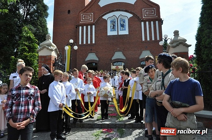Zdjęcie w galerii na portalu naszraciborz.pl: Boże Ciało w Brzeziu nad Odrą - do czterech odnowionych kaplic wiadomości z regionu