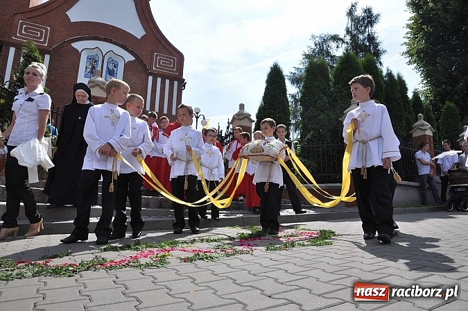 Zdjęcie w galerii na portalu naszraciborz.pl: Boże Ciało w Brzeziu nad Odrą - do czterech odnowionych kaplic wiadomości z regionu