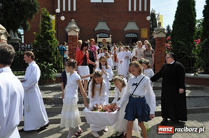 Zdjęcie w galerii na portalu naszraciborz.pl: Boże Ciało w Brzeziu nad Odrą - do czterech odnowionych kaplic wiadomości z regionu