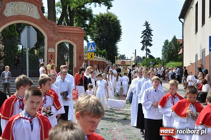 Zdjęcie w galerii na portalu naszraciborz.pl: Boże Ciało w Brzeziu nad Odrą - do czterech odnowionych kaplic wiadomości z regionu