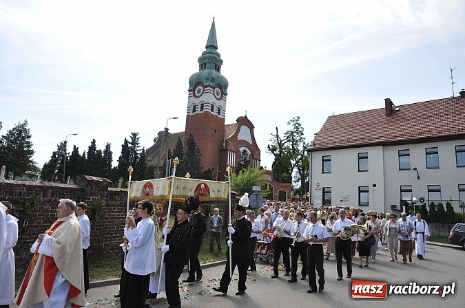 Zdjęcie w galerii na portalu naszraciborz.pl: Boże Ciało w Brzeziu nad Odrą - do czterech odnowionych kaplic wiadomości z regionu