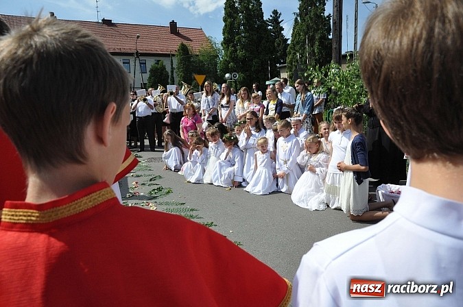 Zdjęcie w galerii na portalu naszraciborz.pl: Boże Ciało w Brzeziu nad Odrą - do czterech odnowionych kaplic wiadomości z regionu