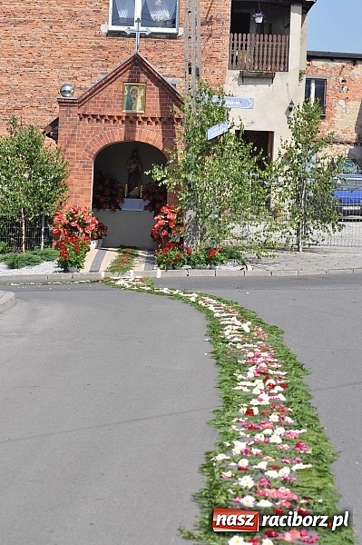 Zdjęcie w galerii na portalu naszraciborz.pl: Boże Ciało w Brzeziu nad Odrą - do czterech odnowionych kaplic wiadomości z regionu