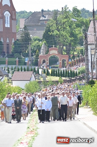 Zdjęcie w galerii na portalu naszraciborz.pl: Boże Ciało w Brzeziu nad Odrą - do czterech odnowionych kaplic wiadomości z regionu
