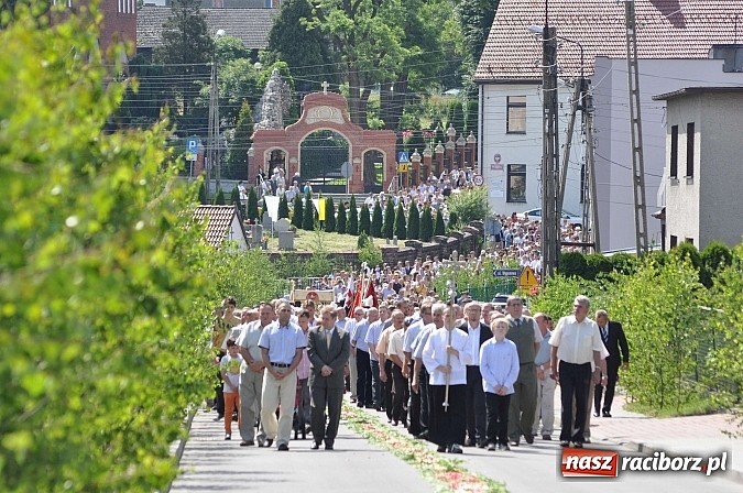 Zdjęcie w galerii na portalu naszraciborz.pl: Boże Ciało w Brzeziu nad Odrą - do czterech odnowionych kaplic wiadomości z regionu