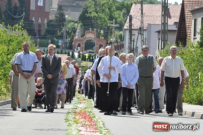Zdjęcie w galerii na portalu naszraciborz.pl: Boże Ciało w Brzeziu nad Odrą - do czterech odnowionych kaplic wiadomości z regionu