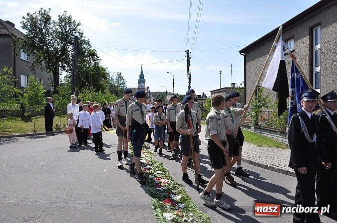 Zdjęcie w galerii na portalu naszraciborz.pl: Boże Ciało w Brzeziu nad Odrą - do czterech odnowionych kaplic wiadomości z regionu