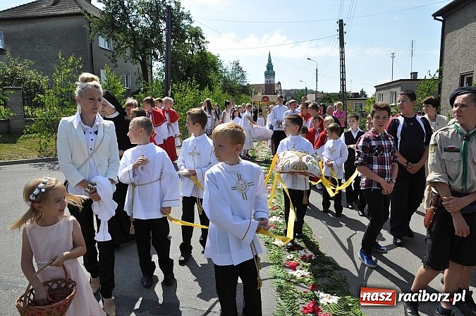 Zdjęcie w galerii na portalu naszraciborz.pl: Boże Ciało w Brzeziu nad Odrą - do czterech odnowionych kaplic wiadomości z regionu