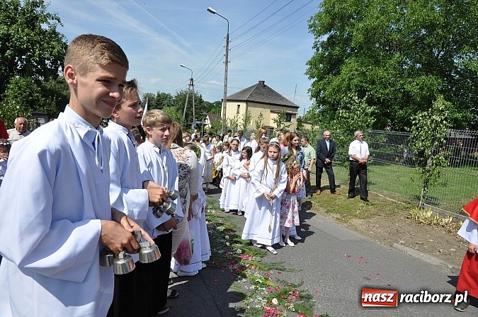 Zdjęcie w galerii na portalu naszraciborz.pl: Boże Ciało w Brzeziu nad Odrą - do czterech odnowionych kaplic wiadomości z regionu