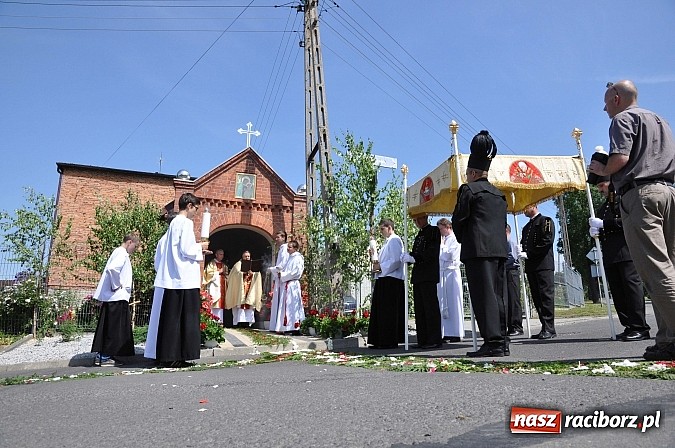 Zdjęcie w galerii na portalu naszraciborz.pl: Boże Ciało w Brzeziu nad Odrą - do czterech odnowionych kaplic wiadomości z regionu