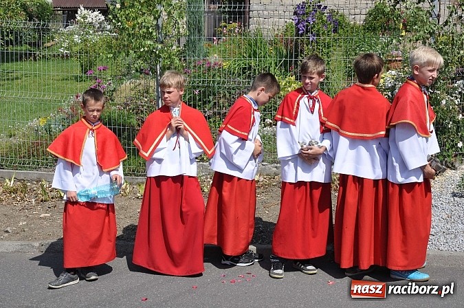 Zdjęcie w galerii na portalu naszraciborz.pl: Boże Ciało w Brzeziu nad Odrą - do czterech odnowionych kaplic wiadomości z regionu