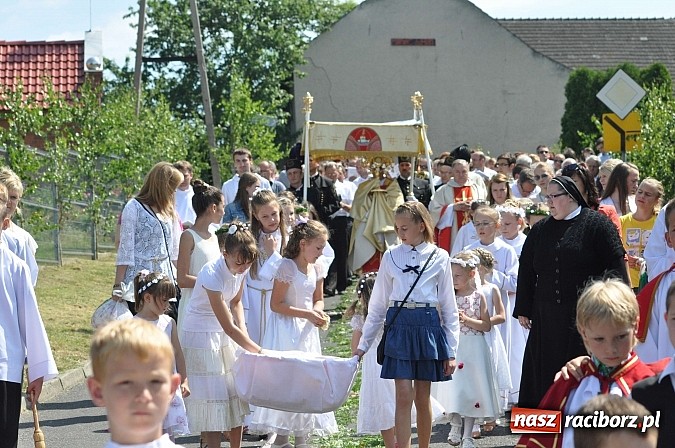 Zdjęcie w galerii na portalu naszraciborz.pl: Boże Ciało w Brzeziu nad Odrą - do czterech odnowionych kaplic wiadomości z regionu