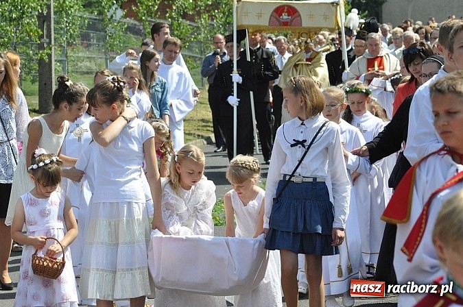 Zdjęcie w galerii na portalu naszraciborz.pl: Boże Ciało w Brzeziu nad Odrą - do czterech odnowionych kaplic wiadomości z regionu