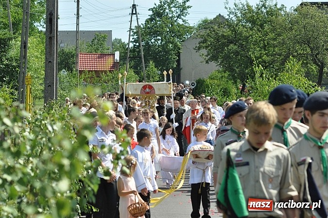 Zdjęcie w galerii na portalu naszraciborz.pl: Boże Ciało w Brzeziu nad Odrą - do czterech odnowionych kaplic wiadomości z regionu