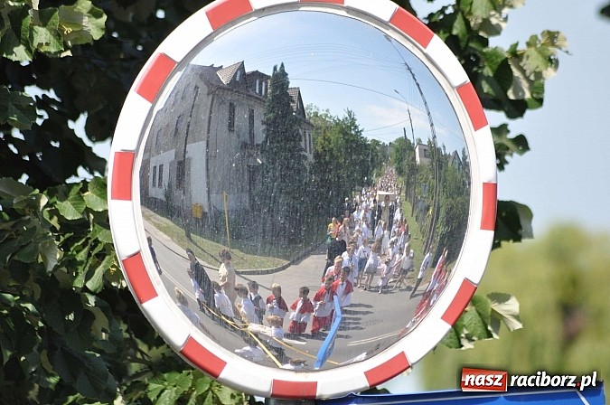 Zdjęcie w galerii na portalu naszraciborz.pl: Boże Ciało w Brzeziu nad Odrą - do czterech odnowionych kaplic wiadomości z regionu