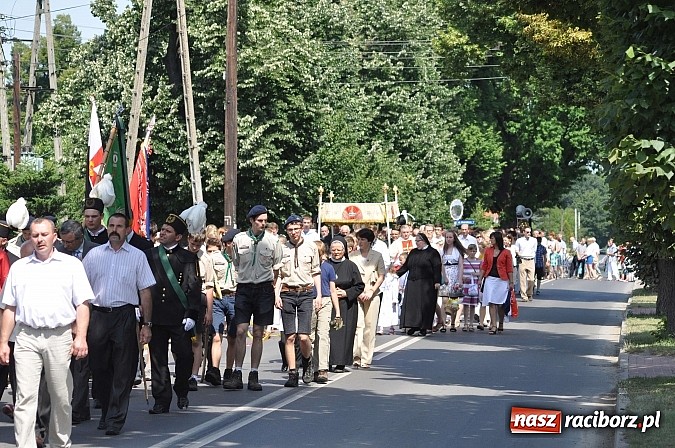Zdjęcie w galerii na portalu naszraciborz.pl: Boże Ciało w Brzeziu nad Odrą - do czterech odnowionych kaplic wiadomości z regionu